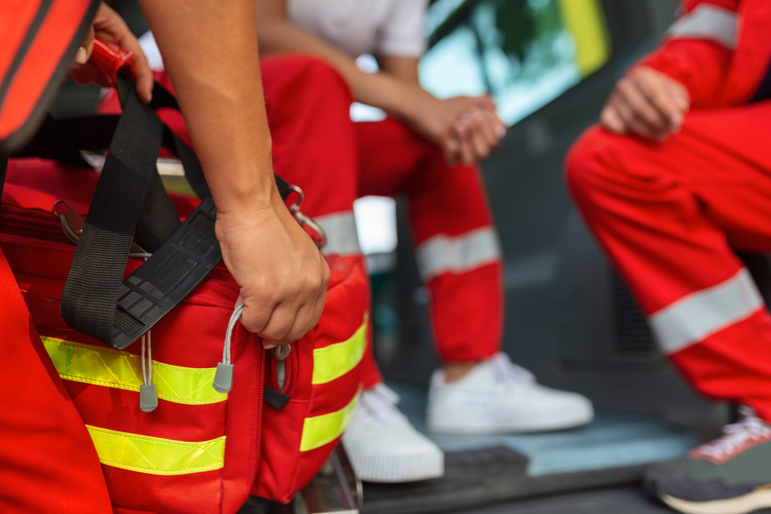 Secouriste préparant du matériel de premiers secours